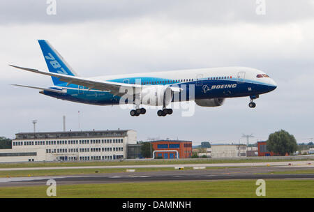 Eine neue Boeing 787 "Dreamliner" landet auf einem Laufsteg der Zukunft "BER" und aktuelle Schönefeld beim Tag der offenen Tür in Schönefeld, Deutschland, 26. Juni 2011. Tausende von Besuchern werden voraussichtlich zum Flughafen Test kommen. Der neue Flughafen soll im Juni 2012 eröffnet. Foto: Jens Wolf Stockfoto