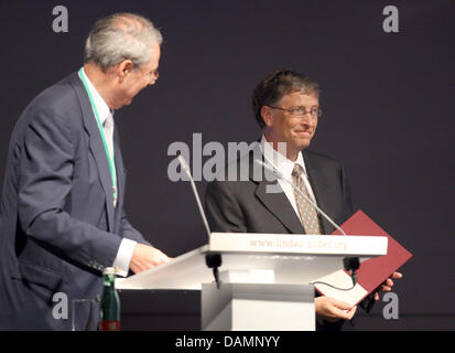 Microsoft Gründer Bill Gates (R) Sklavenarbeiter den Brief der Berufung der Ehrensenat der Nobel Laureate Meetings Foundation aus an die Stiftung Direktor Wolfgang Schuerer am Nobelpreisträgertreffen in Lindau, Deutschland, 26. Juni 2011. Weltgesundheit ist im Rampenlicht der 61. treffen. Foto: Karl-Josef Hildenbrand Stockfoto