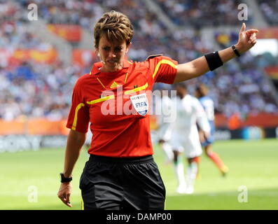 Schiedsrichter-Kari Seitz aus USA Gesten während der Gruppe A Spiel Nigeria gegen Frankreich der FIFA Frauen WM-Fußball-Turnier in der Rhein-Neckar-Arena in Sinsheim, Deutschland, 26. Juni 2011. Foto: Bernd Weißbrod Dpa/Lsw +++(c) Dpa - Bildfunk +++ Stockfoto