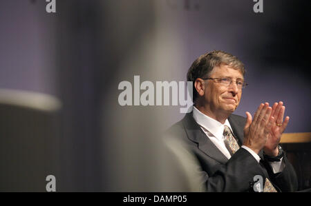 Microsoft-Gründer Bill Gates begrüßt auf der Bühne den Nobelpreisträgertreffen nach He Sklavenarbeiter die Ernennungsschreiben für den Ehrensenat der Nobel Laureate Meetings Stiftung in Lindau, Deutschland, 26. Juni 2011. Weltgesundheit ist im Rampenlicht der 61. treffen. Foto: Karl-Josef Hildenbrand Stockfoto