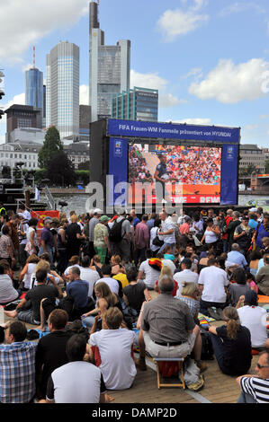 Damen Fans vor einem großen Bildschirm an der Main Böschung Fan Area sitzen und beobachten die FIFA Frauen Welt Cup 2011 Gruppe A Fußballspiel Deutschland gegen Kanada in Frankfurt Am Main, Deutschland, 26. Juni 2011. Foto: Marc Tirl Stockfoto