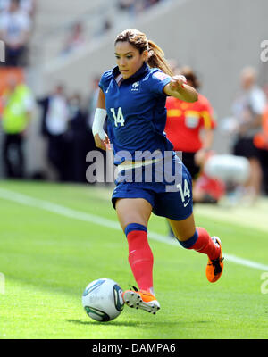 Louisa Necib von Frankreich spielt den Ball während des Spiels Gruppe A Nigeria gegen Frankreich der FIFA Frauen WM-Fußball-Turnier im Rhein-Neckar-Arena in Sinsheim, Deutschland, 26. Juni 2011. Foto: Bernd Weissbrod Stockfoto