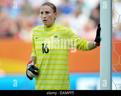 Französischer Torhüter Berangere Sapowicz während der Gruppe A Spiel Nigeria gegen Frankreich der FIFA Frauen WM-Fußball-Turnier in der Rhein-Neckar-Arena in Sinsheim, Deutschland, 26. Juni 2011. Foto: Arne Dedert Dpa/lsw Stockfoto