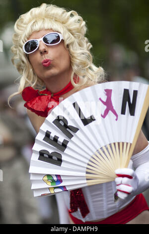 (DATEI) Ein Archivfoto vom 27. Juni 2009 zeigt einen Teilnehmer der Christopher Street Day-Parade in Berlin, Deutschland. Die CSD-Parade in Berlin findet statt am 25. Juni 2011 und in diesem Jahr das Thema Homophobie im Sport, die gut mit der Frauen WM zusammenfällt, die einen Tag später beginnt. Foto: Arno Burgi Stockfoto