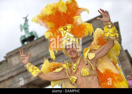 (DATEI) Ein Archivfoto vom 27. Juni 2009 zeigt einen Teilnehmer der Christopher Street Day Parade vor dem Brandenburger Tor in Berlin, Deutschland. Die CSD-Parade in Berlin findet statt am 25. Juni 2011 und in diesem Jahr das Thema Homophobie im Sport, die gut mit der Frauen WM zusammenfällt, die einen Tag später beginnt. Foto: Arno Burgi Stockfoto