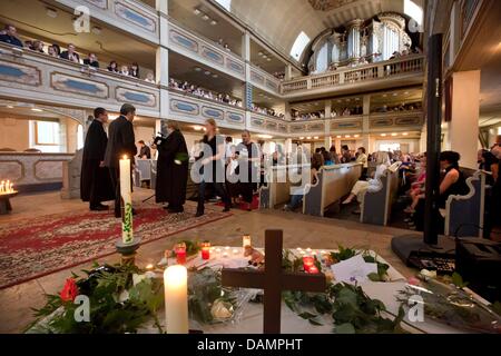 Trauergäste Kerzen und Blumen auf dem Altar der Magdalena-Kirche zu Jahresbeginn eine Trauerfeier für getöteten, sieben Jahre alte Mary-Jane in Zella-Mehlis, Deutschland, 27. Juni 2011 zu legen. Nur einen Tag nach ihrem verschwinden, wurde der Körper von Mary-Jane in einem Strom knapp 1,5 Kilometer vom Haus ihrer Mutter entdeckt. Foto: Michael Reichel Stockfoto