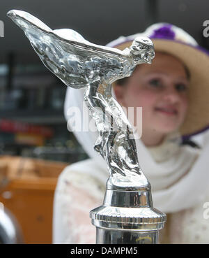 (DATEI) Ein Archivfoto vom 13. März 2008 zeigt der Kühlerfigur "Emily" von der exklusiven Rolls-Royce Oldtimer Phantom, ich habe aus dem Jahr 1926 aus Silber hergestellt und gebaut für Maharaj Nanpara auf der neuen Messe in Stuttgart, Deutschland. Geld-Elite Europas sollten wegen der globalen Konkurrenz betroffen sein: die Mega-reichen Boom-Region von der asiatisch-pazifischen Raum haben direkt hinter Nr. hereinkommen Stockfoto