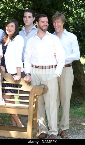 Prinzessin Alexandra (L-R), Prinz Felix, Prinz Guillaume und Prinz Louis von Luxemburg Pose für die Medien im Chateau de Berg in Colmar-Berg, 27. Juni 2011. Foto: Albert Nieboer Niederlande Stockfoto