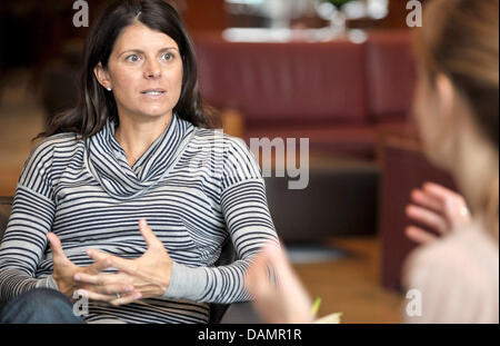 Ehemalige Fußball-Nationalspielerin Mia Hamm aus den USA spricht in einem Dpa-Gespräch in der Lobby des Interconti Hotels in Berlin, Deutschland, 24. Juni 2011. Hamm sieht die deutsche Mannschaft als am ehesten den Titel gewinnen. Foto: Carmen Jaspersen Stockfoto