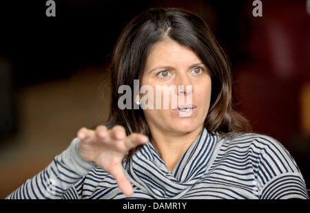 Ehemalige Fußball-Nationalspielerin Mia Hamm aus den USA spricht in einem Dpa-Gespräch in der Lobby des Interconti Hotels in Berlin, Deutschland, 24. Juni 2011. Hamm sieht die deutsche Mannschaft als am ehesten den Titel gewinnen. Foto: Carmen Jaspersen Stockfoto