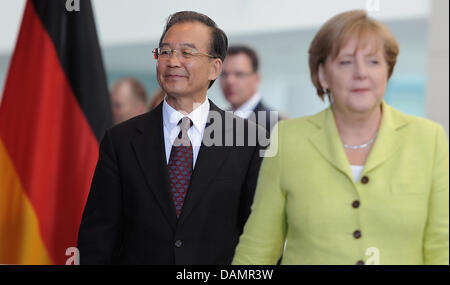 Chinas Premier Wen Jiabao (L) und die deutsche Bundeskanzlerin Angela Merkel kommen für eine Pressekonferenz im Bundeskanzleramt in Berlin, Deutschland, 28. Juni 2011. Merkel und Wen Jiabao treffen sich zum Deutsch-Chinesischen Regierungskonsultationen. Foto: Hannibal Hanschke Stockfoto