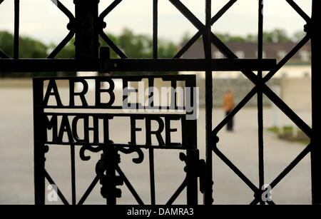 Das Tor mit dem Slogan "Arbeit Macht Frei" (Arbeit macht frei) steht am Eingang der KZ-Gedenkstätte Dachau, Deutschland, 16. Juni 2011 zu öffnen. Foto: Tobias Hase Stockfoto