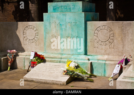 Blumen für Schlagzeuger Lee Rigby am Kriegerdenkmal Watford links Stockfoto