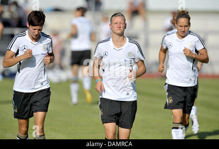 Deutsche Frauen Fußball-Spieler, Linda Bresonik, Alexandra Popp und Babett Peter (L-R) laufen die Nationalmannschaft Training im Stadion Babenhaeuser Landstrasse in Frankfurt Am Main, Deutschland. Vom 26. Juni bis 17. Juli 2011 findet die FIFA Frauen WM 2011 in Deutschland statt. Foto: Carmen Jaspersen Stockfoto