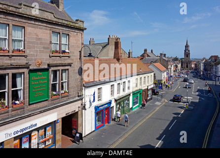 Der High Street in Berwick-upon-Tweed England gehörenden Lowry Land mit dem alten Rathaus rechts Stockfoto