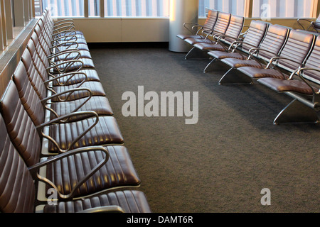 Leere Sitzreihen im komfortablen Flughafen lobby in frühen Morgenstunden an einem bestimmten Tag. Stockfoto