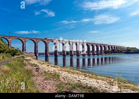 Die Royal-Grenzbrücke in Berwick-nach-Tweed England mit Cross Country zwei set Voyager Zug in Richtung Edinburgh Stockfoto