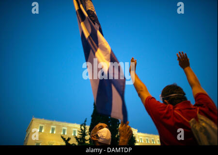 Menschen demonstrieren vor dem Parlament in Athen, 28. Juni 2011. Tausende Menschen demonstrierten gegen die Sparmaßnahmen, die der Europäischen Union sagt sind erforderlich, um eine globale Wirtschaftskrise zu vermeiden. Foto: Arno Burgi Stockfoto