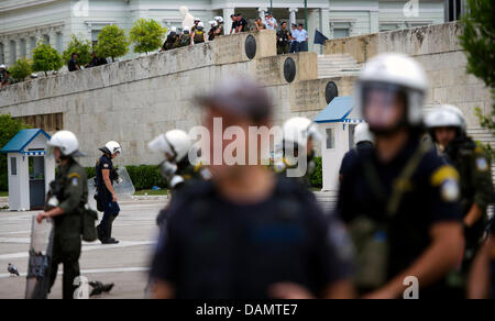 Polizisten schützen das griechische Parlament vor möglichen Unruhen in Athen, Griechenland, 29. Juni 2011. Tausende Menschen demonstrieren gegen die Sparmaßnahmen, die der Europäischen Union erforderlich sind sagt, um eine globale Wirtschaftskrise zu vermeiden. Am 29. Juni 2011 will das Parlament über Sparmaßnahmen für Griechenland entscheiden. Foto: ARNO BURGI Stockfoto