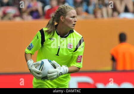 Keeper Ingrid Hjelmseth von Norwegen in der Gruppe D Spiel Norwegen gegen Äquatorialguinea der FIFA Frauen WM-Fußball-Turnier bei der FIFA Frauen WM-Stadion in Augsburg, Deutschland, 29. Juni 2011. Foto: Peter Kneffel Dpa/Lby +++(c) Dpa - Bildfunk +++ Stockfoto