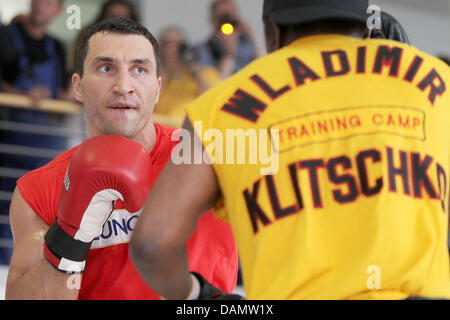Schwergewichts-Boxer Wladimir Klitschko (L) übt mit seinem Trainer Emanuel Steward während einer Sitzung von Presse und Medien in Hamburg, Deutschland, 29. Juni 2011. Diese bevorstehende Samstag, 2. Juli 2011, statt die Welt Titelkampf aller drei Boxen Verbände WBO, IBF und WBA findet zwischen ukrainischen Boxer Wladimir Klitschko und britischen Boxer David Haye in der Imtech-Arena in Hamburg. Foto: Stockfoto