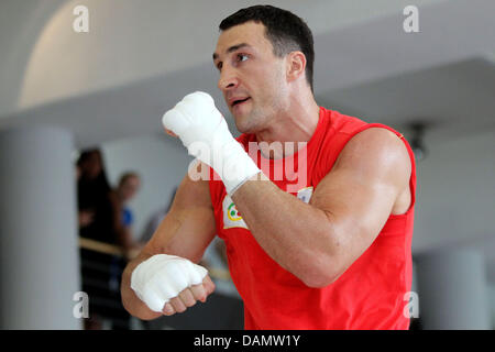 Schwergewichts-Boxer Wladimir Klitschko übt eine Tagung von Presse und Medien in Hamburg, Deutschland, 29. Juni 2011. Diese bevorstehende Samstag, 2. Juli 2011, statt die Welt Titelkampf aller drei Boxen Verbände WBO, IBF und WBA findet zwischen ukrainischen Boxer Wladimir Klitschko und britischen Boxer David Haye in der Imtech-Arena in Hamburg. Foto: Malte Christen Stockfoto