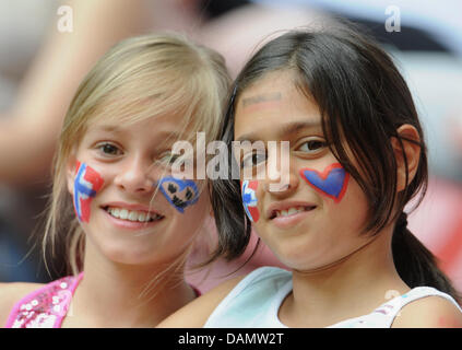 Fans von Norwegen gesehen auf dem Stand vor der Gruppe D Spiel Norwegen gegen Äquatorialguinea der FIFA Frauen WM-Fußball-Turnier bei der FIFA Frauen WM-Stadion in Augsburg, Deutschland, 29. Juni 2011. Foto: Andreas Gebert Dpa/lby Stockfoto