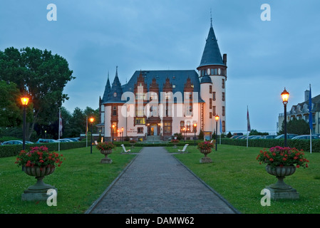 Schlosshotel Klink in der Dämmerung, in der Nähe Waren Müritz See, Mecklenburg-Western Pomerania, Deutschland, Europa. Stockfoto