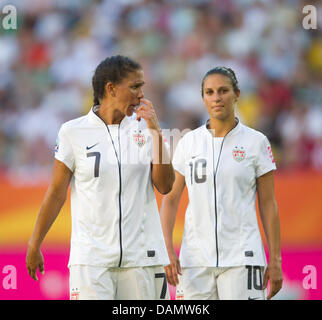 Shannon Boxx (L) und Carli Lloyd USA reagiert nach der Gruppe C Spiel USA gegen Nordkorea der FIFA Frauen WM-Fußball-Turnier im Rudolf-Harbig-Stadium in Dresden, Deutschland, 28. Juni 2011. USA 2-0 gewonnen. Foto: Jens Wolf Dpa/lsn Stockfoto