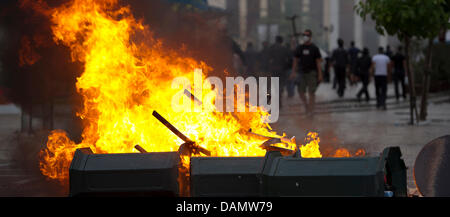 Barrikaden von Müll und Abfall Dosen sind bei schweren Ausschreitungen zwischen Demonstranten und der Polizei vor dem Parlament in Athen, Deutschland, 29. Juni 2011 gebrannt. Das griechische Parlament in Athen stimmt für einen harten Sparkurs, das Land vor dem Bankrott zu retten. Foto: Arno Burgi Stockfoto