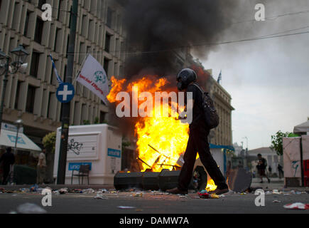 Barrikaden von Müll und Abfall Dosen sind bei schweren Ausschreitungen zwischen Demonstranten und der Polizei vor dem Parlament in Athen, Deutschland, 29. Juni 2011 gebrannt. Das griechische Parlament in Athen stimmt für einen harten Sparkurs, das Land vor dem Bankrott zu retten. Foto: Arno Burgi Stockfoto