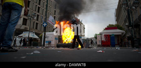 Barrikaden von Müll und Abfall Dosen sind bei schweren Ausschreitungen zwischen Demonstranten und der Polizei vor dem Parlament in Athen, Deutschland, 29. Juni 2011 gebrannt. Das griechische Parlament in Athen stimmt für einen harten Sparkurs, das Land vor dem Bankrott zu retten. Foto: Arno Burgi Stockfoto