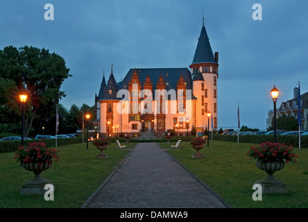 Schlosshotel Klink in der Dämmerung, in der Nähe Waren Müritz See, Mecklenburg-Western Pomerania, Deutschland, Europa. Stockfoto