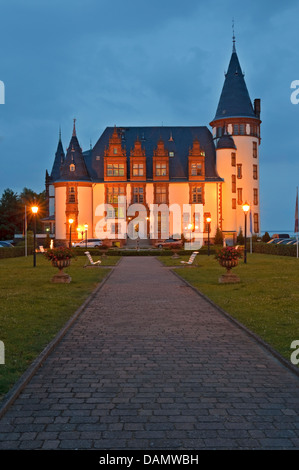 Schlosshotel Klink in der Dämmerung, in der Nähe Waren Müritz See, Mecklenburg-Western Pomerania, Deutschland, Europa. Stockfoto