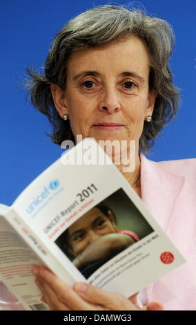 Der UN-Sonderbeauftragte über Gewalt gegen Kinder, Marta Santos Pais, stellt den Bericht des Kinderhilfswerks der Vereinten Nationen während einer Pressekonferenz in Berlin, Deutschland, 30. Juni 2011. Gewalt gegen Kinder ist das zentrale Thema des Berichts. Dem Bericht zufolge schlagen etwa 13 Prozent der deutschen Eltern ihre Kinder mehr oder weniger gelegentlich. Pho Stockfoto