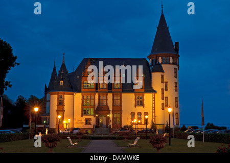 Schlosshotel Klink in der Dämmerung, in der Nähe Waren Müritz See, Mecklenburg-Western Pomerania, Deutschland, Europa. Stockfoto