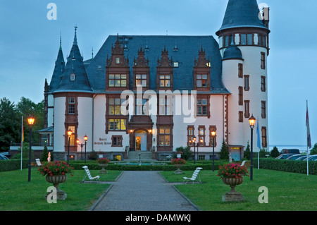 Schlosshotel Klink in der Dämmerung, in der Nähe Waren Müritz See, Mecklenburg-Western Pomerania, Deutschland, Europa. Stockfoto