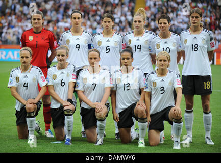 Deutschlands Team (hinten L-R) Nadine Angerer, Birgit Prinz, Annike Krahn, Kim Kulig, Linda Bresonik, Kerstin Garefrekes (Front L-R) Simone Laudehr, Melanie Behringer, Celia Okoyino da Mbabi, Babett Peter und Saskia Bartusiak in der Gruppe A Spiel Deutschland gegen Nigeria der FIFA Frauen WM-Fußball-Turnier bei der FIFA Frauen WM-Stadion in Frankfurt am Main, 30 Juni Stockfoto