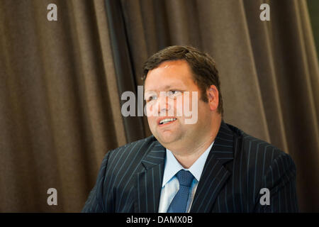 Britischer Sänger Paul Potts lächelt, als er sein neue Album "Cinema Paradiso" in Berlin, Deutschland, 60 Juni 2011 präsentiert. Potts beginnt seine Tour durch Deutschland im November 2011. Foto: Tobias Kleinschmidt Stockfoto