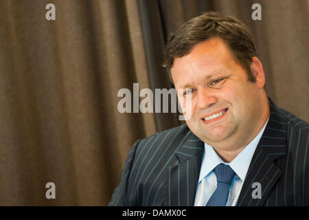 Britischer Sänger Paul Potts lächelt, als er sein neue Album "Cinema Paradiso" in Berlin, Deutschland, 60 Juni 2011 präsentiert. Potts beginnt seine Tour durch Deutschland im November 2011. Foto: Tobias Kleinschmidt Stockfoto