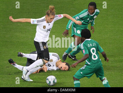 Kim Kulig (L), Birgit Prinz (2 L) Deutschlands und Faith Ikidi (2-R) und Ebere Orji (R) Nigeria der Kampf um den Ball während des Spiels Gruppe A Deutschland gegen Nigeria der FIFA Frauen WM-Fußball-Turnier bei der FIFA Frauen WM-Stadion in Frankfurt am Main, 30. Juni 2011. Foto: Roland Holschneider Dpa/Lhe +++(c) Dpa - Bildfunk +++ Stockfoto