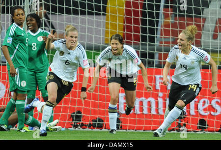 Simone Laudehr (3-L) Deutschlands feiert nach seinem Tor 1-0 in der Gruppe A Spiel Deutschland gegen Nigeria der FIFA Frauen WM-Fußball-Turnier bei der FIFA Frauen WM-Stadion in Frankfurt am Main, 30. Juni 2011 mit der Mannschaft Kim Kulig (R) und Annike Krahn (2-R). Foto: Arne Dedert Dpa/Lhe +++(c) Dpa - Bildfunk +++ Stockfoto
