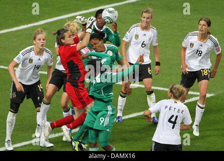 Deutsche Torhüter Nadine Angerer (rot) fängt den Ball neben Teamkollege Kim Kulig (L) in der Gruppe A Spiel Deutschland gegen Nigeria der FIFA Frauen WM-Fußball-Turnier bei der FIFA Frauen WM-Stadion in Frankfurt am Main, 30. Juni 2011. Foto: Roland Holschneider Dpa/Lhe +++(c) Dpa - Bildfunk +++ Stockfoto