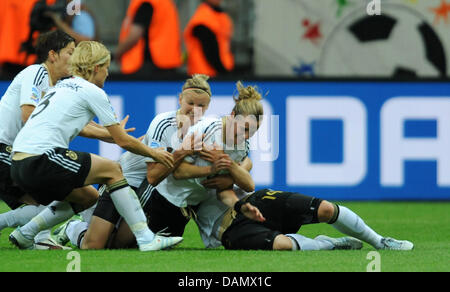 Simone Laudehr (2R) Deutschlands feiert mit der Mannschaft Kim Kulig (R), Alexandra Popp (C), Linda Bresonik (L) und Saskia Bartusiak (2 L) nach seinem Tor 1-0 in der Gruppe A Spiel Deutschland gegen Nigeria der FIFA Frauen WM-Fußball-Turnier bei der FIFA Frauen WM-Stadion in Frankfurt am Main, 30. Juni 2011. Foto: Arne Dedert Dpa/Lhe +++(c) Dpa - Bildfunk +++ Stockfoto
