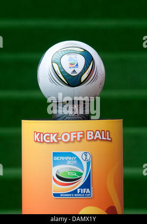 Die offizielle Kick-Off-Ball "Speedcell" von Adidas gesehen vor der Gruppe A Spiel Kanada gegen Frankreich der FIFA Frauen WM-Fußball-Turnier bei der FIFA Frauen WM-Stadion in Bochum, Deutschland, 30. Juni 2011. Foto: Bernd Thissen Dpa/lnw Stockfoto