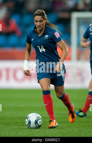 Louisa Necib von Frankreich in Aktion während einer Gruppe A Spiel Kanada gegen Frankreich der FIFA Frauen WM-Fußball-Turnier bei der FIFA Frauen WM-Stadion in Bochum, Deutschland, 30. Juni 2011. Foto: Bernd Thissen Dpa/lnw Stockfoto
