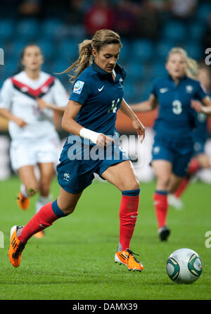 Louisa Necib von Frankreich in Aktion während einer Gruppe A Spiel Kanada gegen Frankreich der FIFA Frauen WM-Fußball-Turnier bei der FIFA Frauen WM-Stadion in Bochum, Deutschland, 30. Juni 2011. Foto: Bernd Thissen Dpa/lnw Stockfoto
