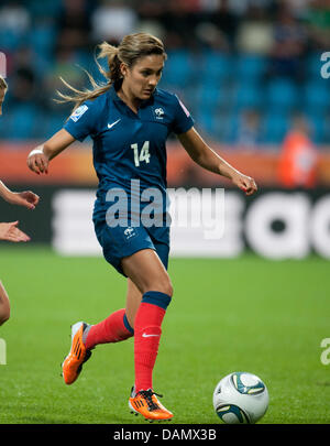 Louisa Necib von Frankreich in Aktion während einer Gruppe A Spiel Kanada gegen Frankreich der FIFA Frauen WM-Fußball-Turnier bei der FIFA Frauen WM-Stadion in Bochum, Deutschland, 30. Juni 2011. Foto: Bernd Thissen Dpa/lnw Stockfoto