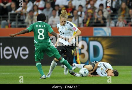 Deutschlands Birgit Prinz (R) liegt verletzt auf dem Boden, während Kim Kulig (C) gegen Nigerias Ebere Orji (L) in die Gruppe eine Spiel Deutschland gegen Nigeria der FIFA Frauen WM-Fußball-Turnier bei der FIFA Frauen WM-Stadion in Frankfurt am Main, 30. Juni 2011 spielt. Foto: Carmen Jaspersen Dpa/lhe Stockfoto