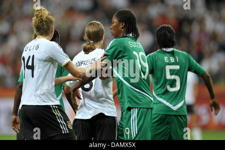 Deutschlands Kim Kulig (L) gegen Nigerias Uchechi Sonntag während einer Gruppe A Spiel Deutschland gegen Nigeria der FIFA Frauen WM-Fußball-Turnier bei der FIFA Frauen WM-Stadion in Frankfurt am Main, 30. Juni 2011. Deutschland gewann das Spiel mit 1: 0. Foto: Carmen Jaspersen Dpa/lhe Stockfoto